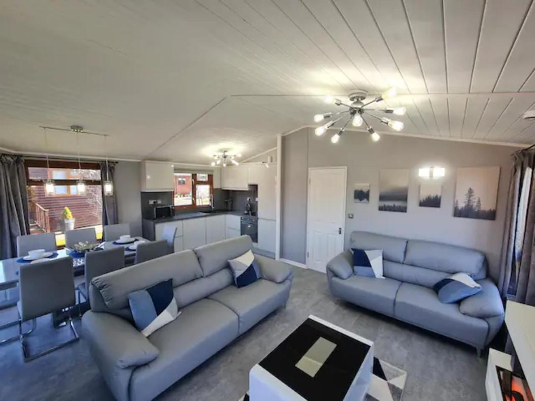 4 Bed Luxury Lodge With Hot Tub Near Lake District Warton  Buitenkant foto